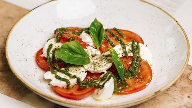 Insalata Caprese com mozzarella di bufala, tomate e manjericão