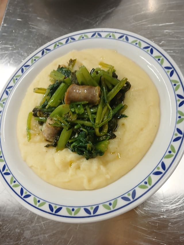 Polenta siciliana con verdure e salsiccia