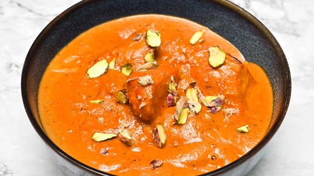 (BUTTER CHICKEN) TRADITIONAL BONELESS GRILLED CHICKEN PIECES COOKED IN RICH TOMATO CARDAMOM FLAVOUR  GRAVY.