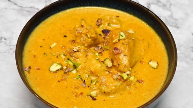 (MURGH KORMA) CHICKEN PIECES COOKED IN A DELICIOUS SAUCE OF CASHEWS AND SAFFRON.