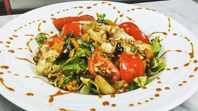 Ensalada tibia con migas de bacalao