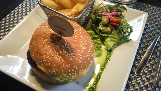 hamburger frites et salade