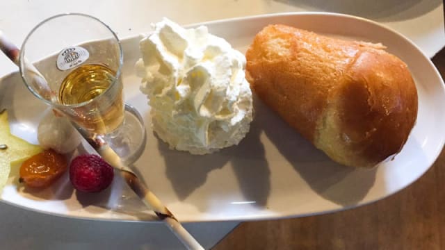 Gros baba au rhum et chantilly