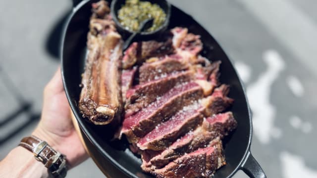 Côte de bœuf, sauce chimichurri