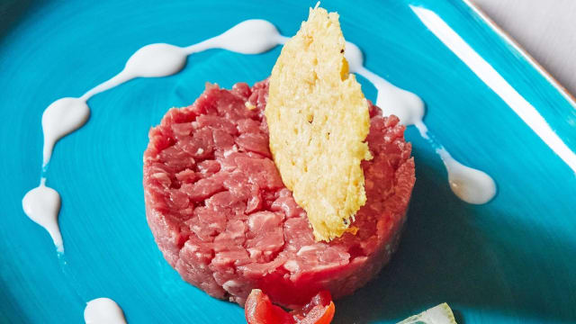 battuta di manzo con stracciatella di bufala e cialda di parmigiano reggiano