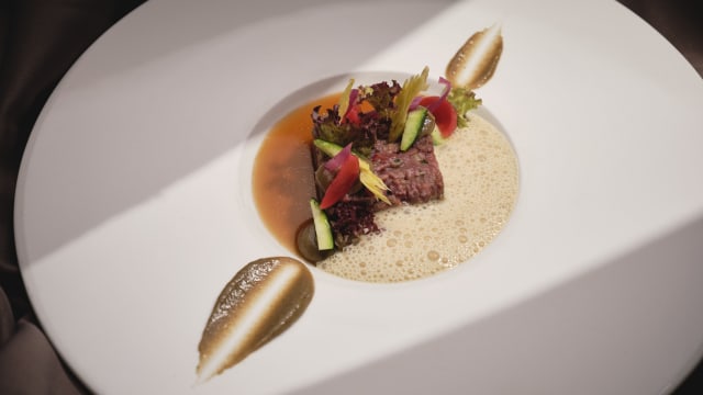 Ciselé de veau légèrement fumé aux sarments de vigne, velours de flouve et consommé à l'impératoire