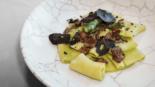 Pacchero all'uovo con punte di asparagi e sua crema, lamelle di tartufo