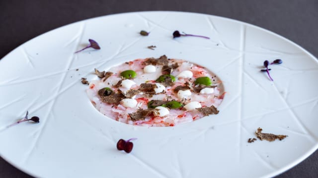 Carpaccio di gambero rosso con gocce di bufala, emulsione di basilico e lamelle di tartufo