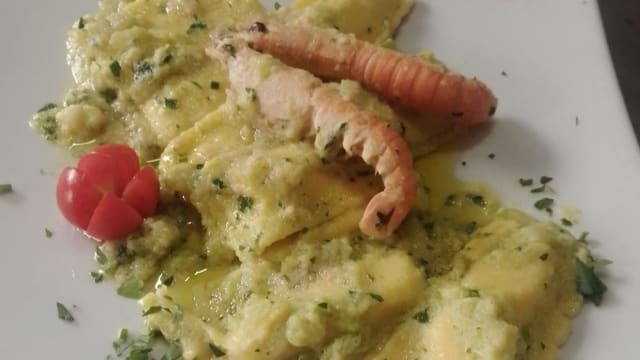 Ravioli ripieni di cernia,con croccantino al pistacchio