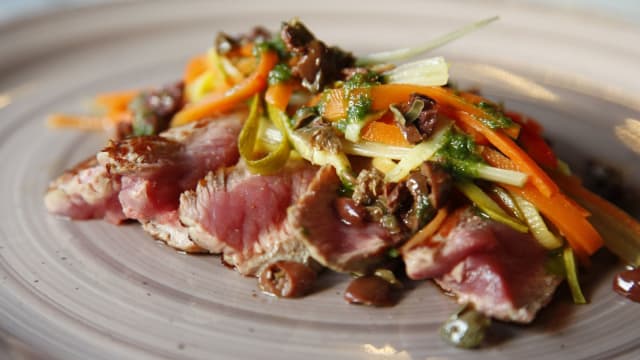 Tagliata di manzo con verdurine in agrodolce