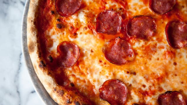 Pizza con salamino piccante artigianale
