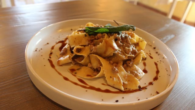 Pappardella senatore cappelli, ragù di cinta, ginepro e salvia croccante