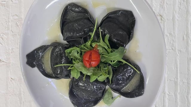 Tortelloni al nero di seppia ripieni al salmone al burro fuso