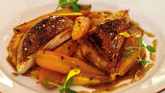 Suprême de volaille fermière rôti au jus, carottes primeurs fondantes