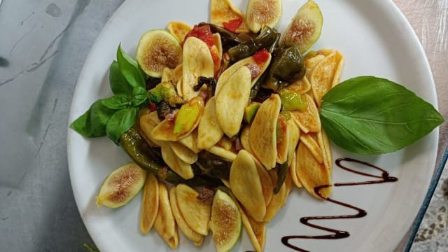 Questo piatto è stato realizzato dalla Chef Angela con pasta fresca "cortecce" con fichi peperoni friarielli, pomodorino 🍒,tutti prodotti locali a km zero. 