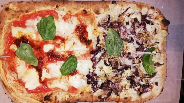 Le nostre pizze a metro o tonde rigorosamente con impasto a lunga  lievitazione e farine con germogli di fibra e farine 0.i prodotti utilizzati sono tutti a km buono e soprattutto acquistati nel comune del nostro paese. 