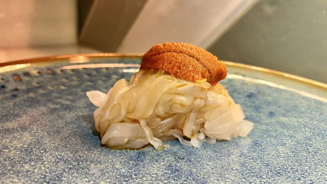 Nigiri de calamar con erizo