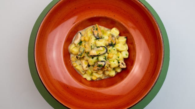 Gnocchetti, ceci e cozze
