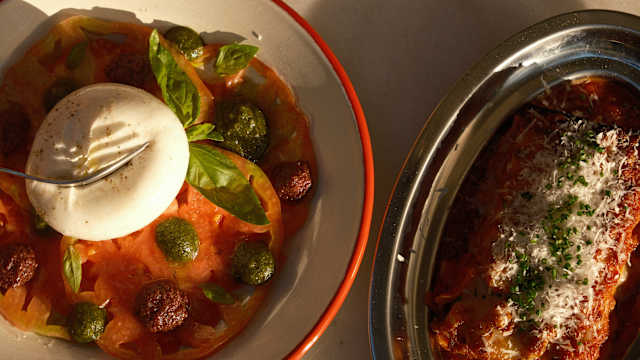 Caprese: Carpaccio de tomate, mozza búfala, gotas de pesto, albahaca