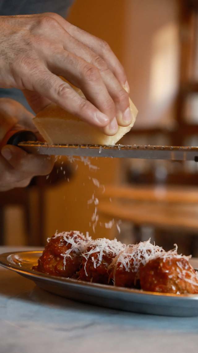 Scarpetta de la Nonna: Albóndigas caseras  en su salsa con nuestra focaccia 