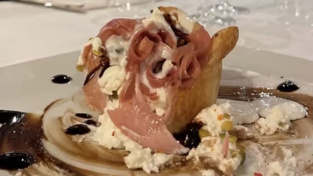 Cestino di pasta sfoglia ripieno di mortadella Bologna , squacquerone e glassa al balsamico 