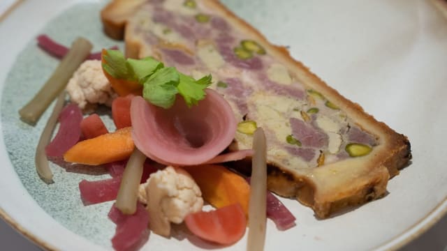 Pâté en croûte tout volaille, pickles de légumes croquants