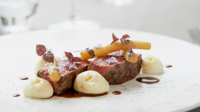 Faux filet de boeuf d'Aubrac, mousse de pomme de terre fumée