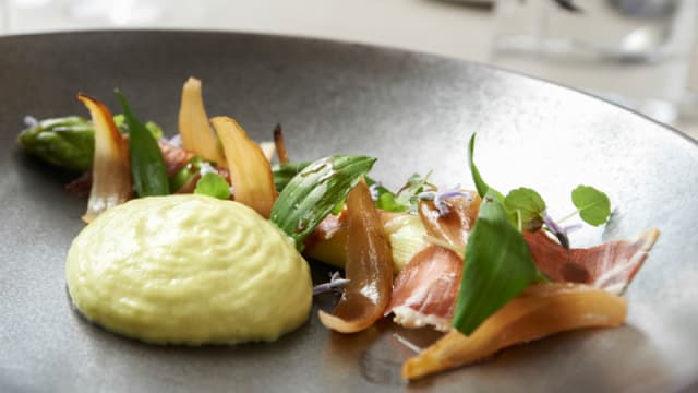 Asperge verte, oignon doux des Cévennes, jambon ibérique