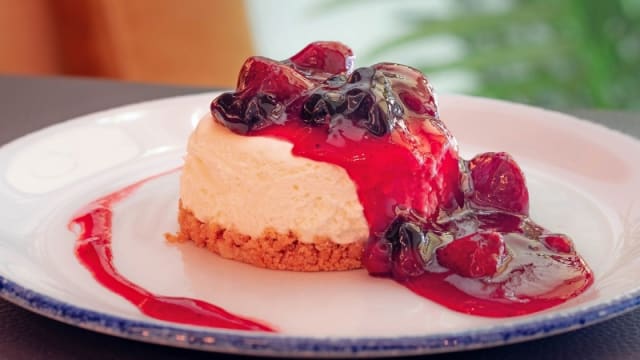 Tarta casera con frutos rojos by The Captain Club Restaurante