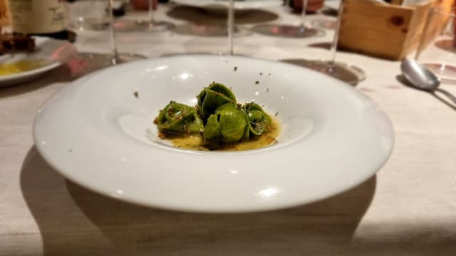 Tortelli alle erbe con bacca di cipresso grattugiata