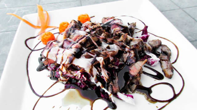 Tagliata di manzo letto di radicchio, lardo e ristretto al balsamico
