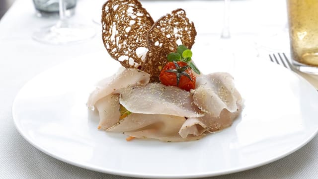 Carpaccio di lonzino marinato alla camomilla (affumicato con salvia e alloro)