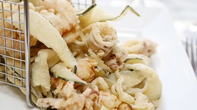 Cestello di fritto (con gamberi, calamari, zucchine e anelli di cipolla rossa)