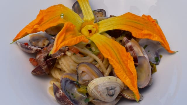 Spaghetti con Vongole e Fiori di Zucca