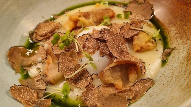 Uovo parfait, crema di patate, cavolfiore fritto, tartufo nero e olio alla nipitella
