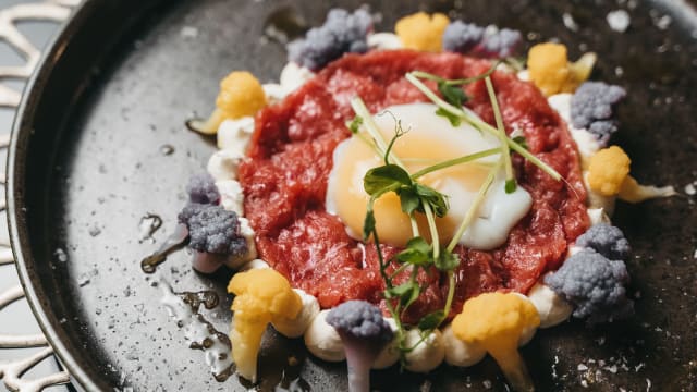 Tartare di Fassona con Uovo di quaglia Poché 