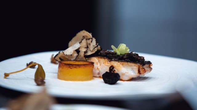 dos de loup rôti en croute d'olive , truffe et pomme de terre  fondante