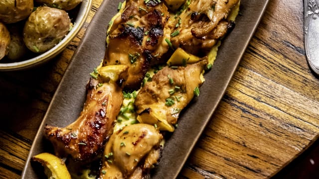 Brochettes de poulet mariné - Jungle Palace Restaurant - Ephemera