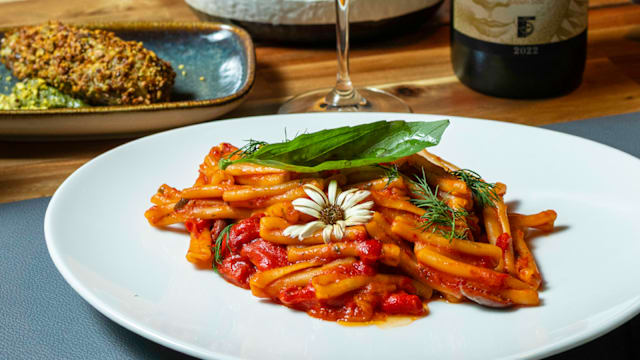 Maccheroncini a la Palermitana, con tomate cherrry, pez espada,menta,berenjenas y ricotta salata