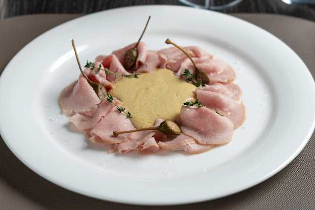 Magatello di vitello con salsa tonnata e foglie di cappero