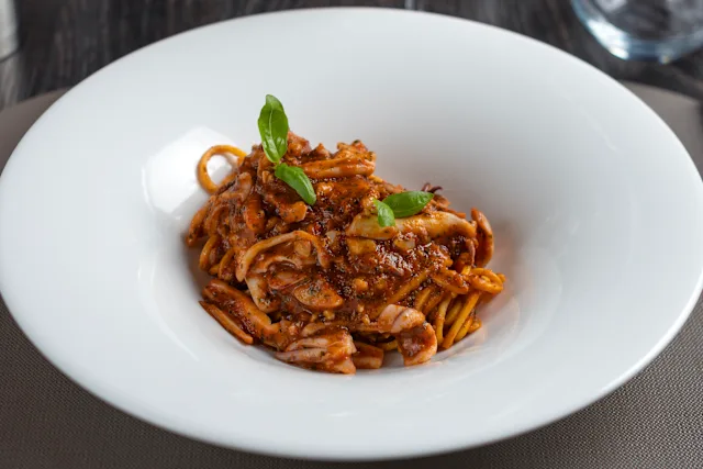 Spaghetti a matassa con calamari e pesto alla trapanese