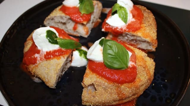 Focaccia Gourmet Margherita: salsa di pomodoro al basilico, mozzarella di bufala e basilico fresco in foglie. Tutte le nostre focacce sono preparate a partire dal nostro impasto arricchito di mais o nella versione GLUTEN FREE e senza soia