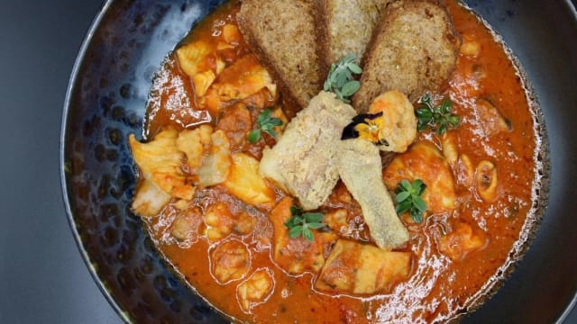 Zuppa di pesce con ingredienti scelti.