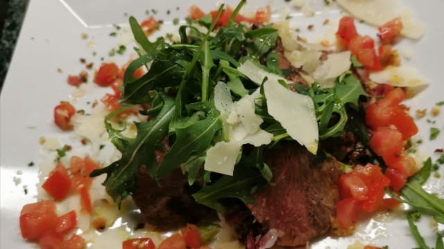 Tagliata di manzo rucola e grana con pomodorini