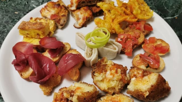 piatto sempre diverso incluso con le bevande da aperitivo 