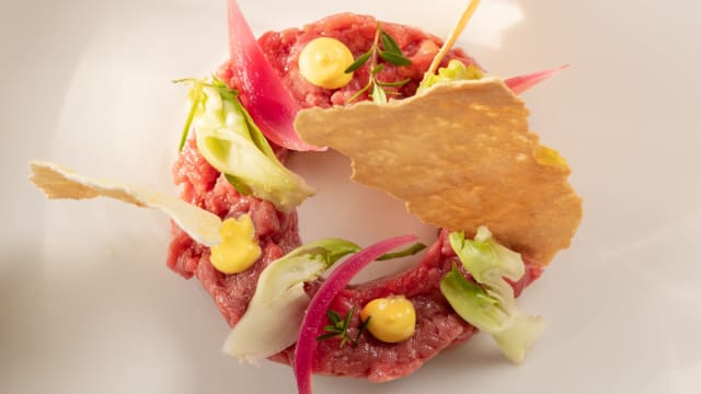 Tartare di manzo, maionese allo zafferano, puntarelle romane alla julienne, chips di pane