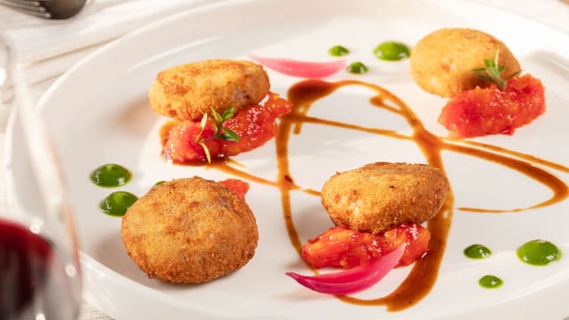 Tre carni con mortadella I.G.P. impanati e fritti, composta di peperoni in agrodolce, jus di manzo