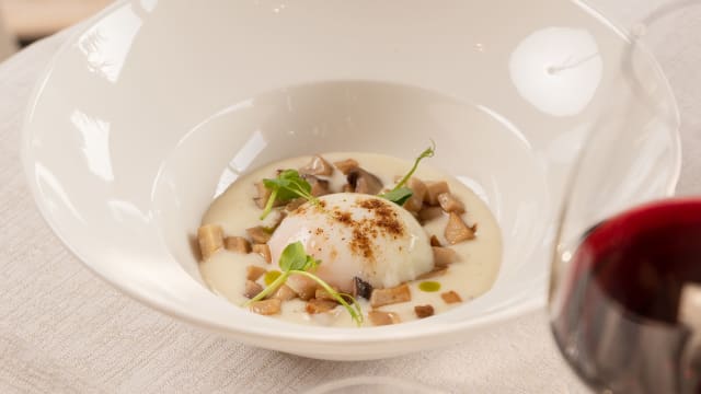 Uovo dal tuorlo fondente, funghi cardoncelli alla brace, Asiago D.O.P. 