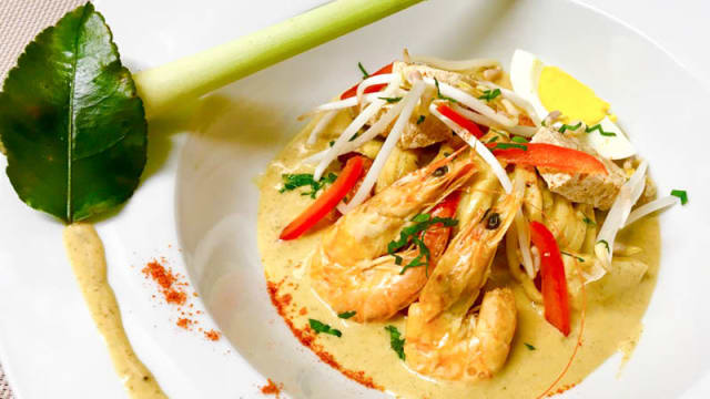 MALESIA - Laksa - Zupetta vermicelli con curry, gamberi, uovo e tofu