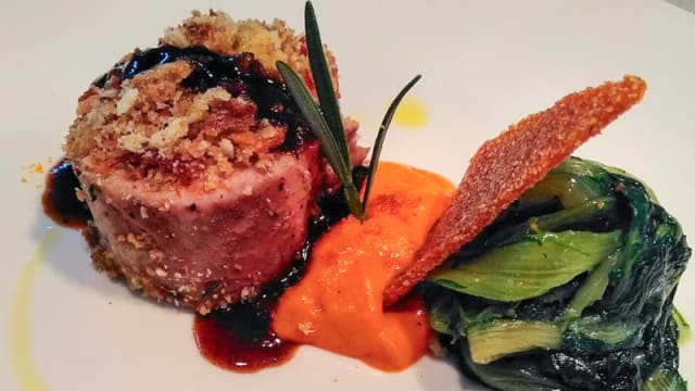 Lombo di vitello morbido e croccante, cicoriella campestre e nachos al peperone crusco